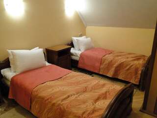 Отель Red Stone Трускавец Стандартный двухместный номер с 2 отдельными кроватями-9